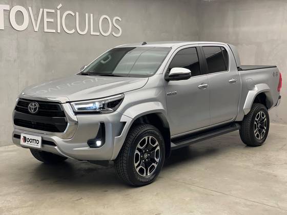 TOYOTA HILUX 2.8 D-4D TURBO DIESEL CD SRX PLUS 4X4 AUTOMÁTICO TOYOTA HILUX 2.8 D-4D TURBO DIESEL CD SRX PLUS 4X4 AUTOMÁTICO